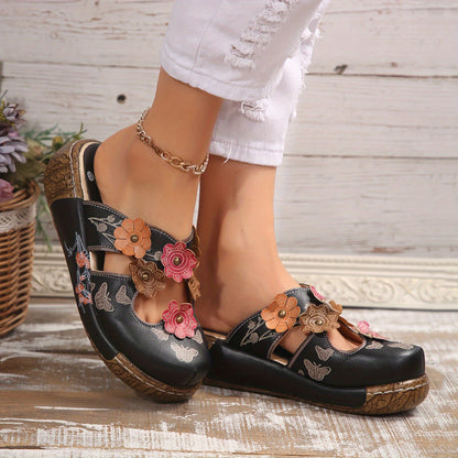 Damen Keilabsatz-Pantoletten mit floralen Applikationen und Schmetterlingsmuster – Boho Style für Alltag und Freizeit