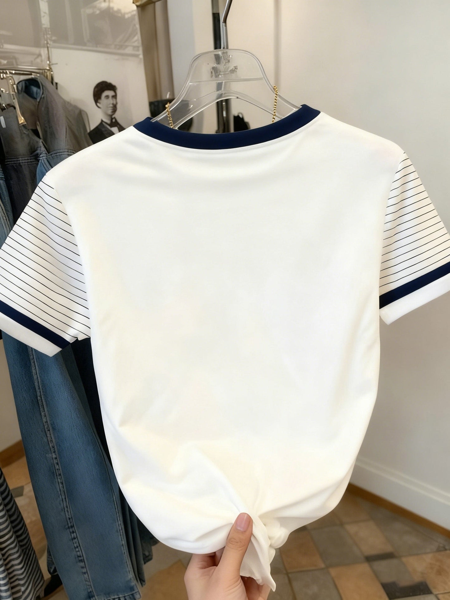 Damen T-Shirt mit Einhorn-Logo und gestreiften Ärmeln – Modisches Freizeitshirt