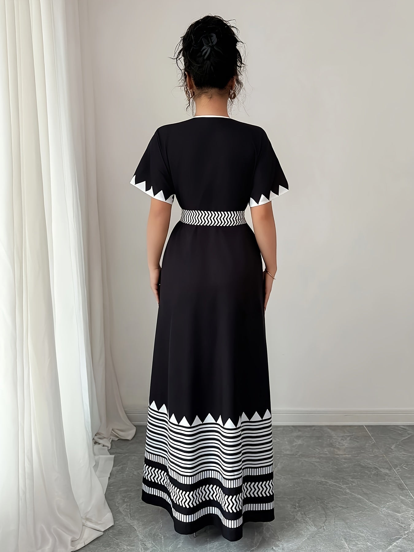 Damen Maxi Wickelkleid mit grafischem Muster und Bindegürtel – Eleganter Look für besondere Anlässe