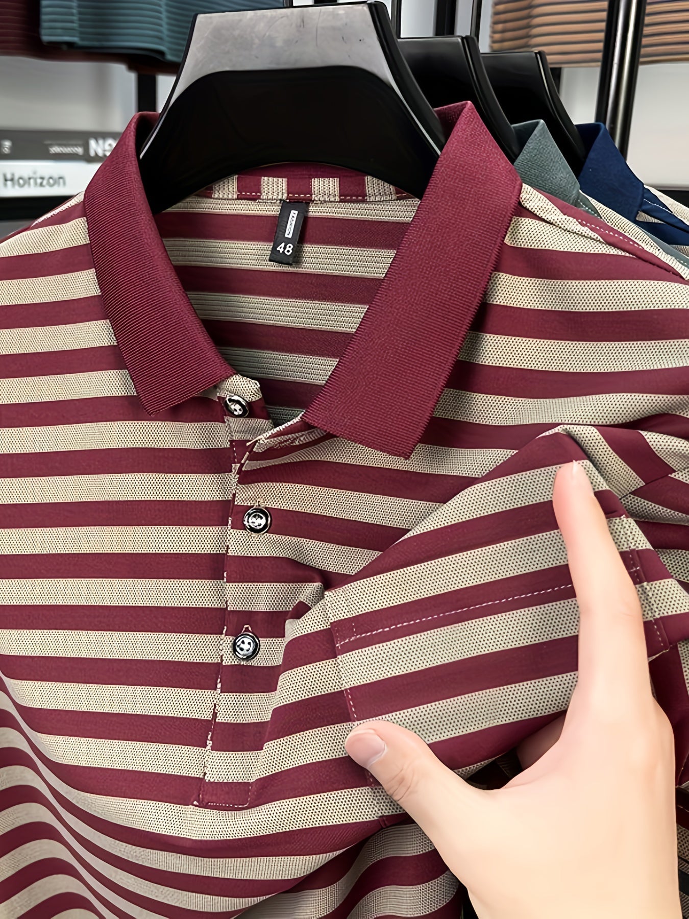 Herren Polohemd mit Streifenmuster und Brusttasche – Klassisch, Elegant, Vielseitig