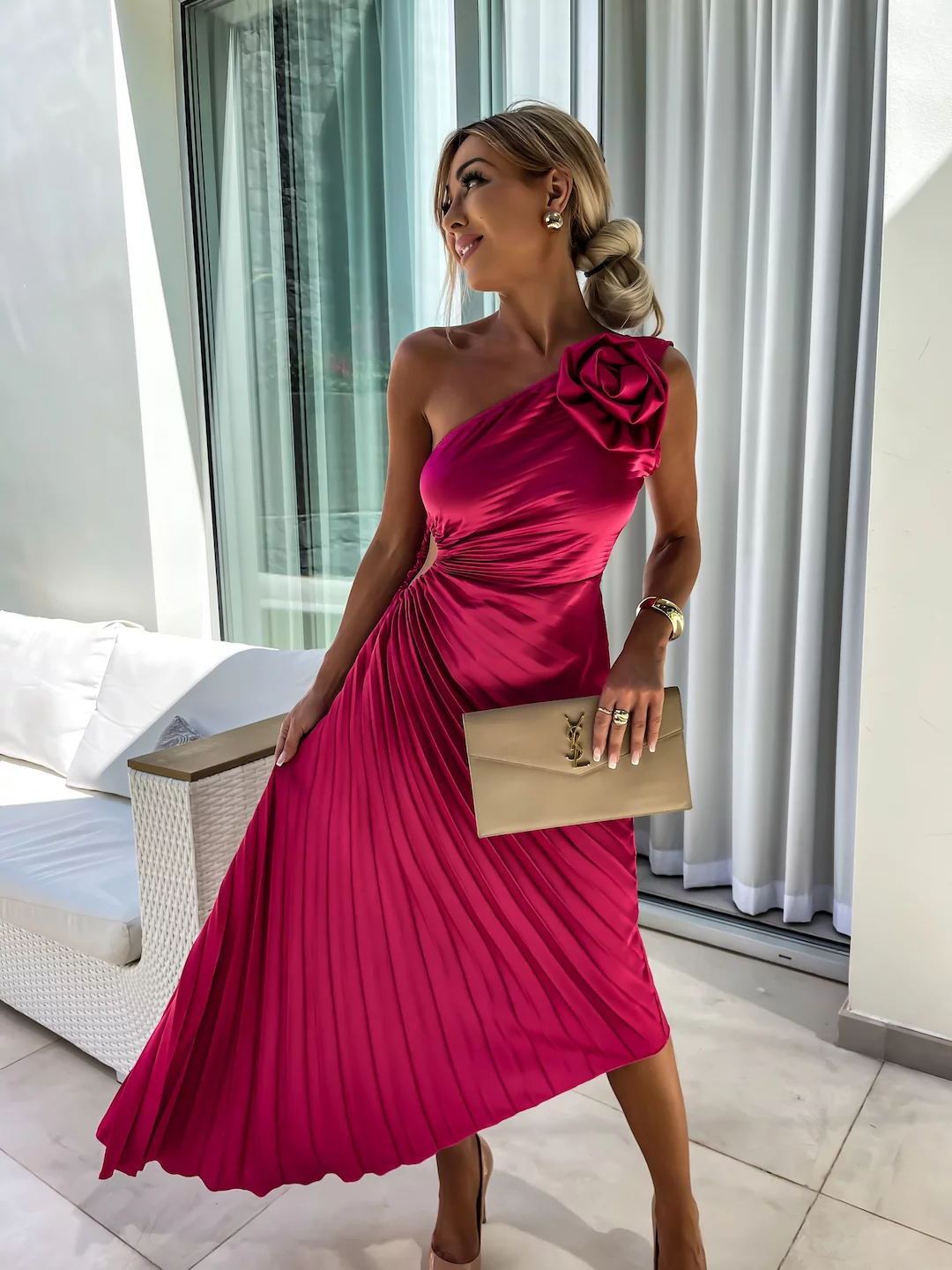 Damen One-Shoulder Plissee Cocktailkleid mit Blumenapplikation – Elegantes Abendkleid für besondere Anlässe