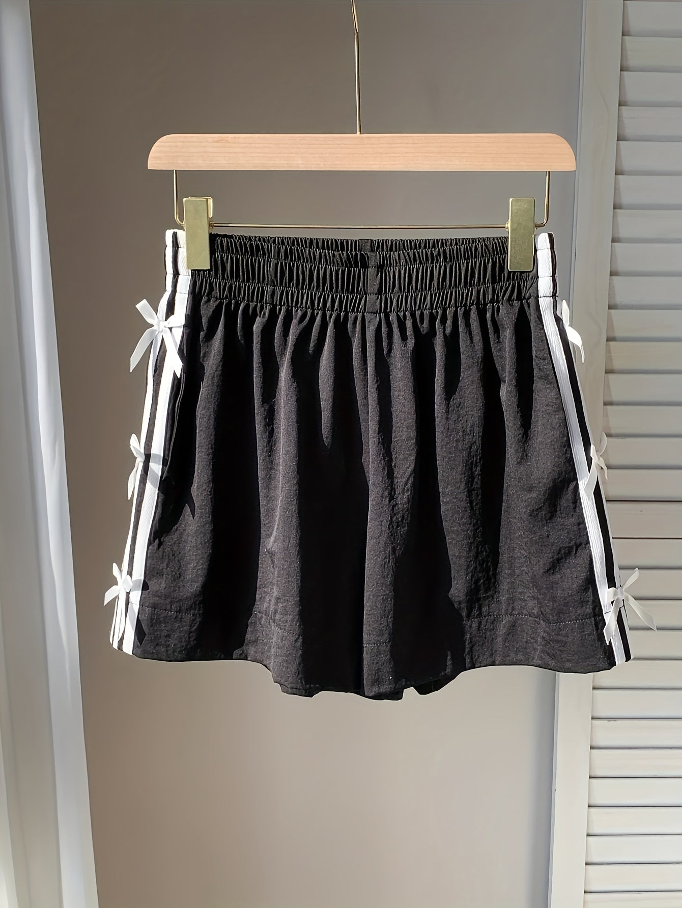 Damen Freizeitshorts mit Schleifen und Streifen – Lässiger Sommer-Look für Urlaub und Alltag