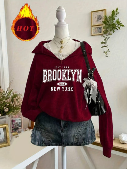 Damen Sweatshirt mit Reißverschluss Brooklyn Print, Langarm und Kragen