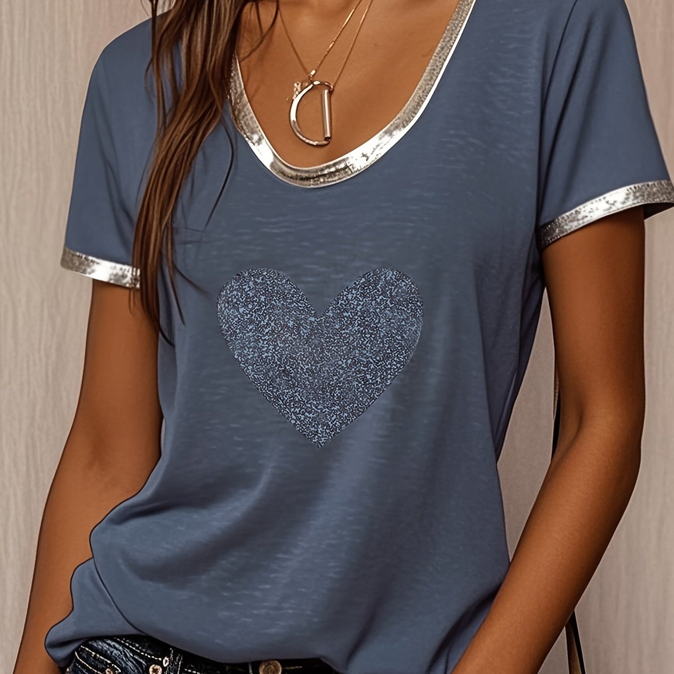 Damen T-Shirt mit Herz-Print und Metallic-Details – Modisches Freizeitshirt mit V-Ausschnitt