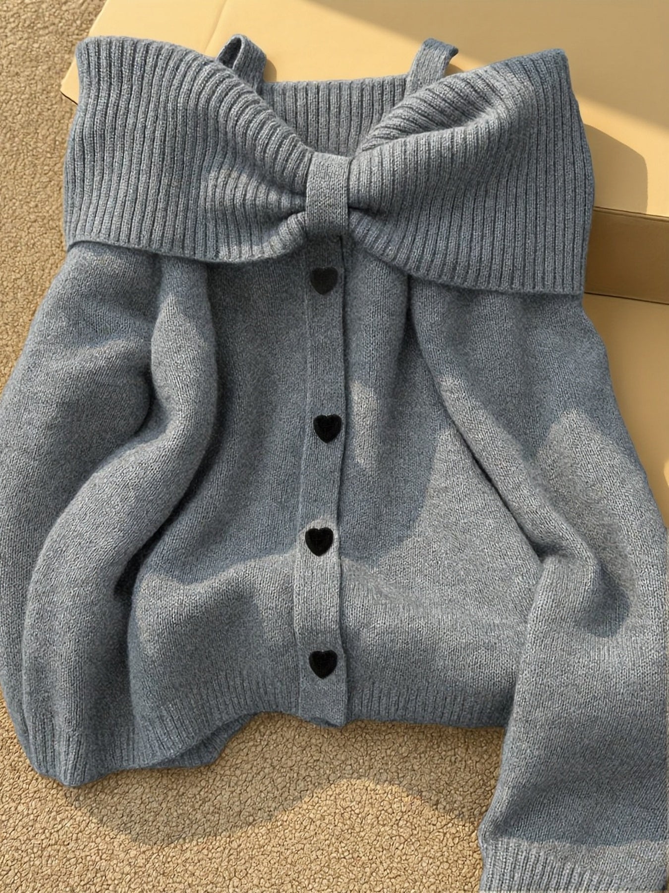 Damen Strickpullover Carmen-Ausschnitt mit Schleife und Herzknöpfen