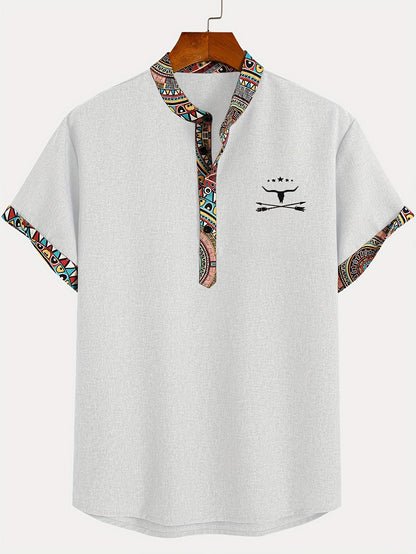 Herren Ethno Freizeitshirt mit Musterdetails und V-Ausschnitt – Modernes Kurzarmhemd für Alltag und Urlaub