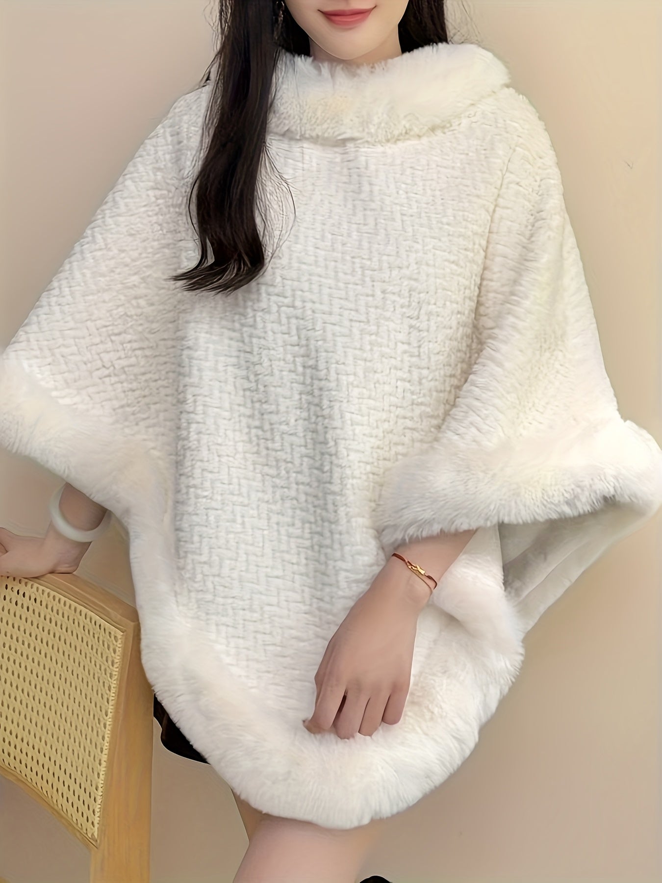 Damen Poncho mit Rollkragen und Kunstfellbesatz - Weiche Strickoptik
