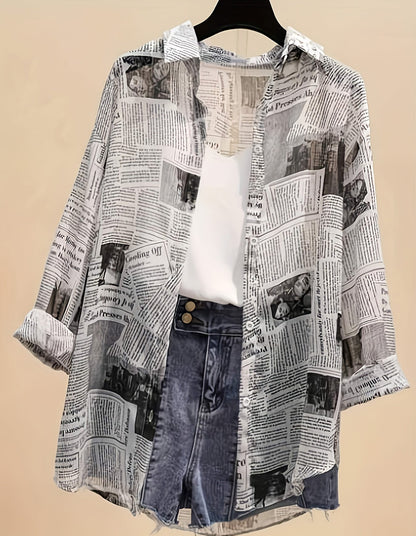 Damen Oversize Hemd mit Zeitungsdruck und High-Waist Denim Shorts – Modisches Freizeit-Outfit