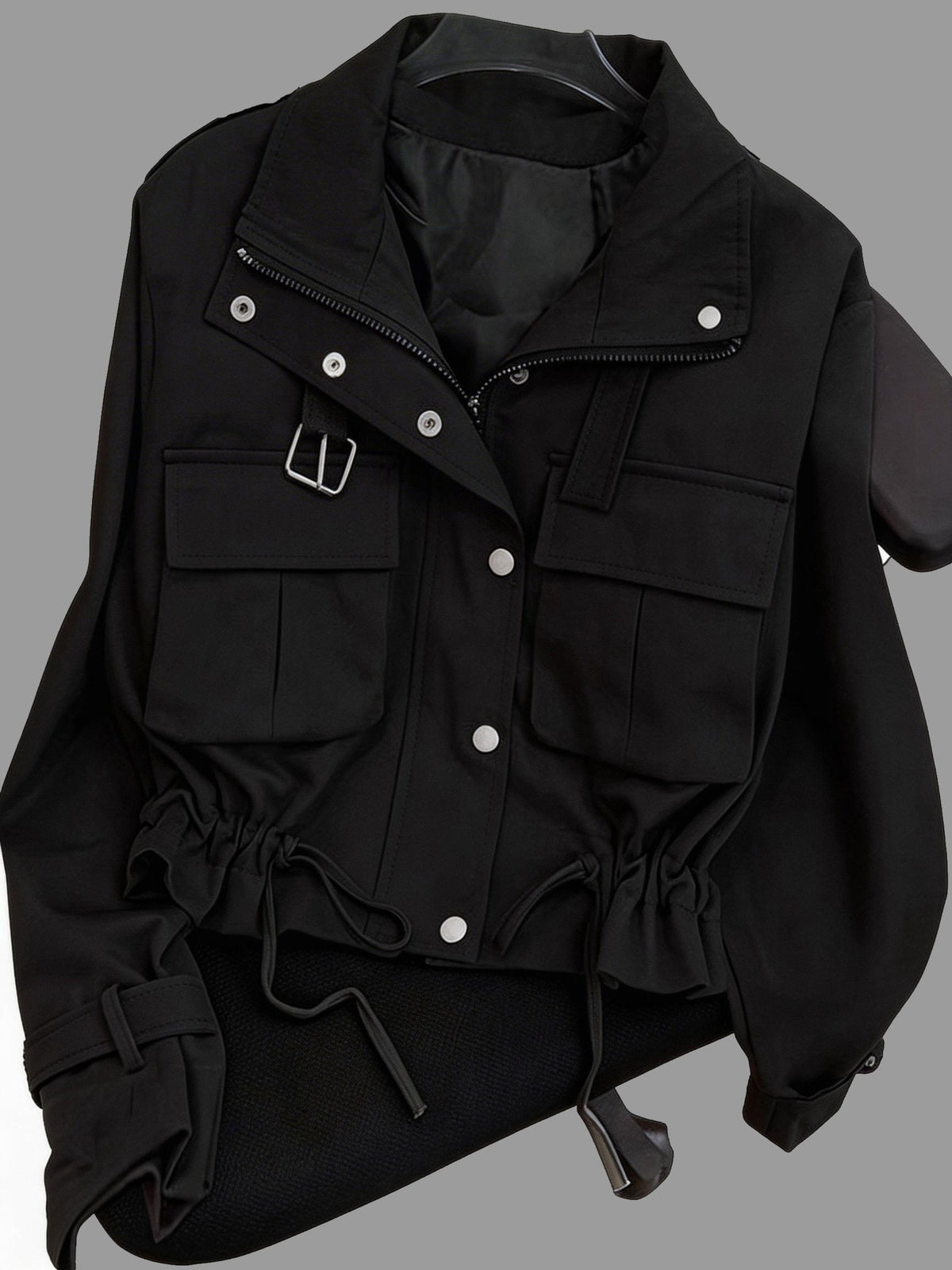 Kurze Damen Übergangsjacke mit Klappentaschen, Kordelzug und Kragen-Schnalle