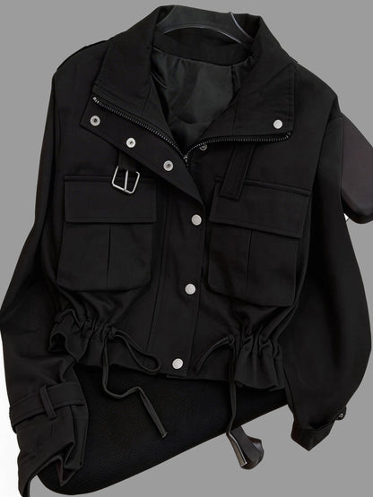Kurze Damen Übergangsjacke mit Klappentaschen, Kordelzug und Kragen-Schnalle
