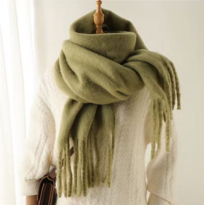 Weicher Winterschal mit Fransen und Zopfmuster-Finish