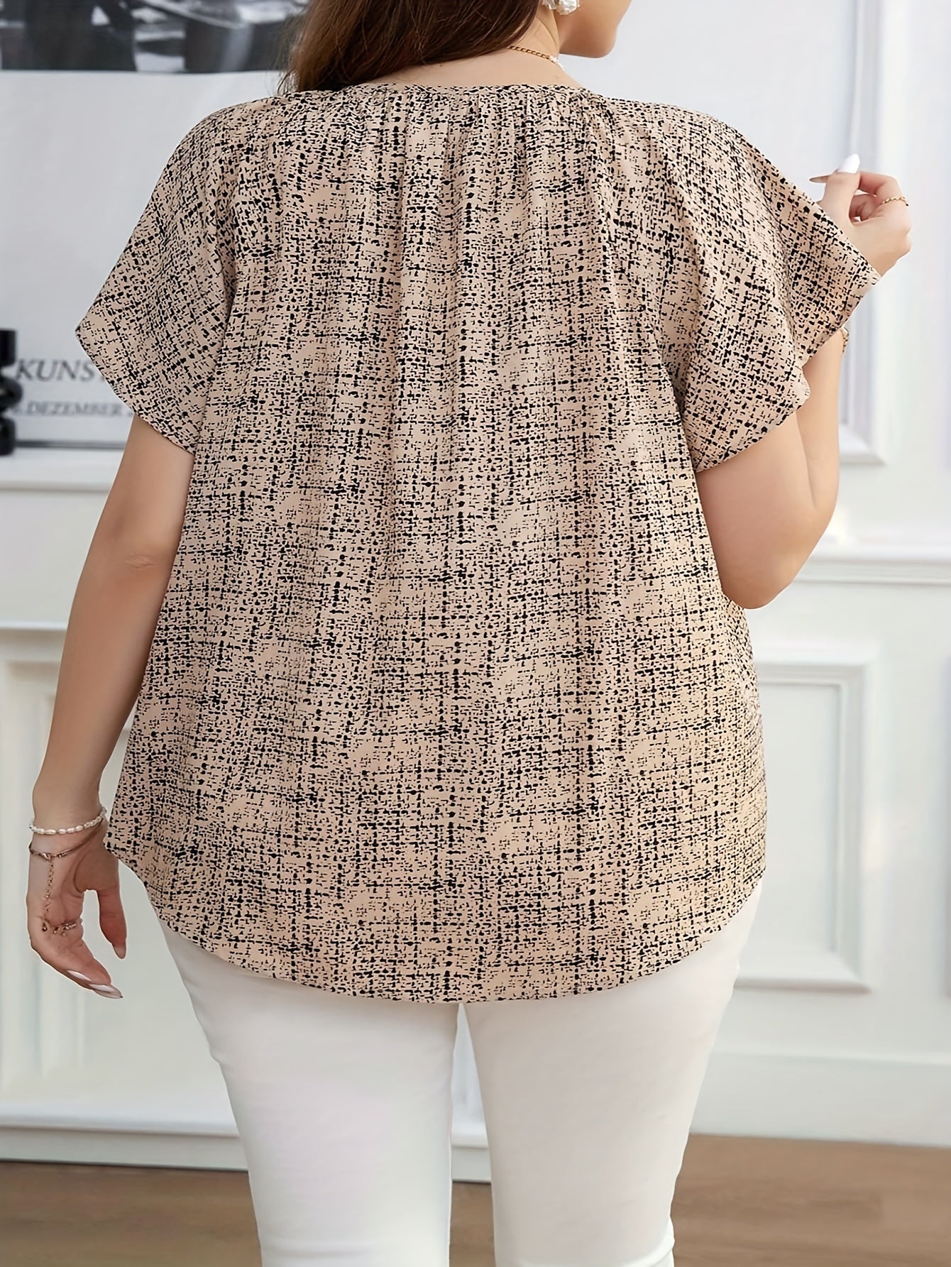 Damen Blusenshirt mit V-Ausschnitt und modernem Muster – Lässig & vielseitig für Alltag und Büro