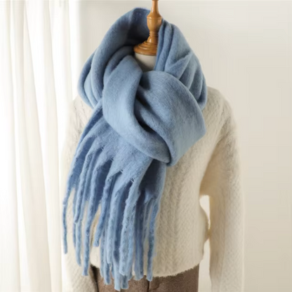 Weicher Winterschal mit Fransen und Zopfmuster-Finish