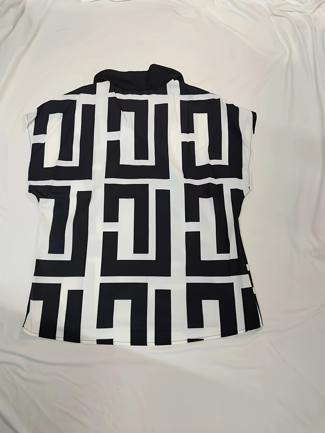Damen Bluse mit grafischem Muster und V-Ausschnitt – Elegant für Büro und Freizeit