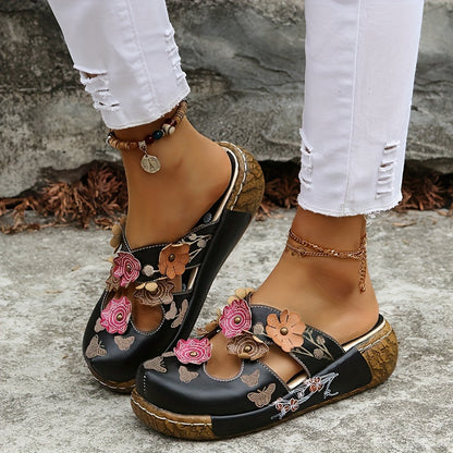Damen Keilabsatz-Pantoletten mit floralen Applikationen und Schmetterlingsmuster – Boho Style für Alltag und Freizeit