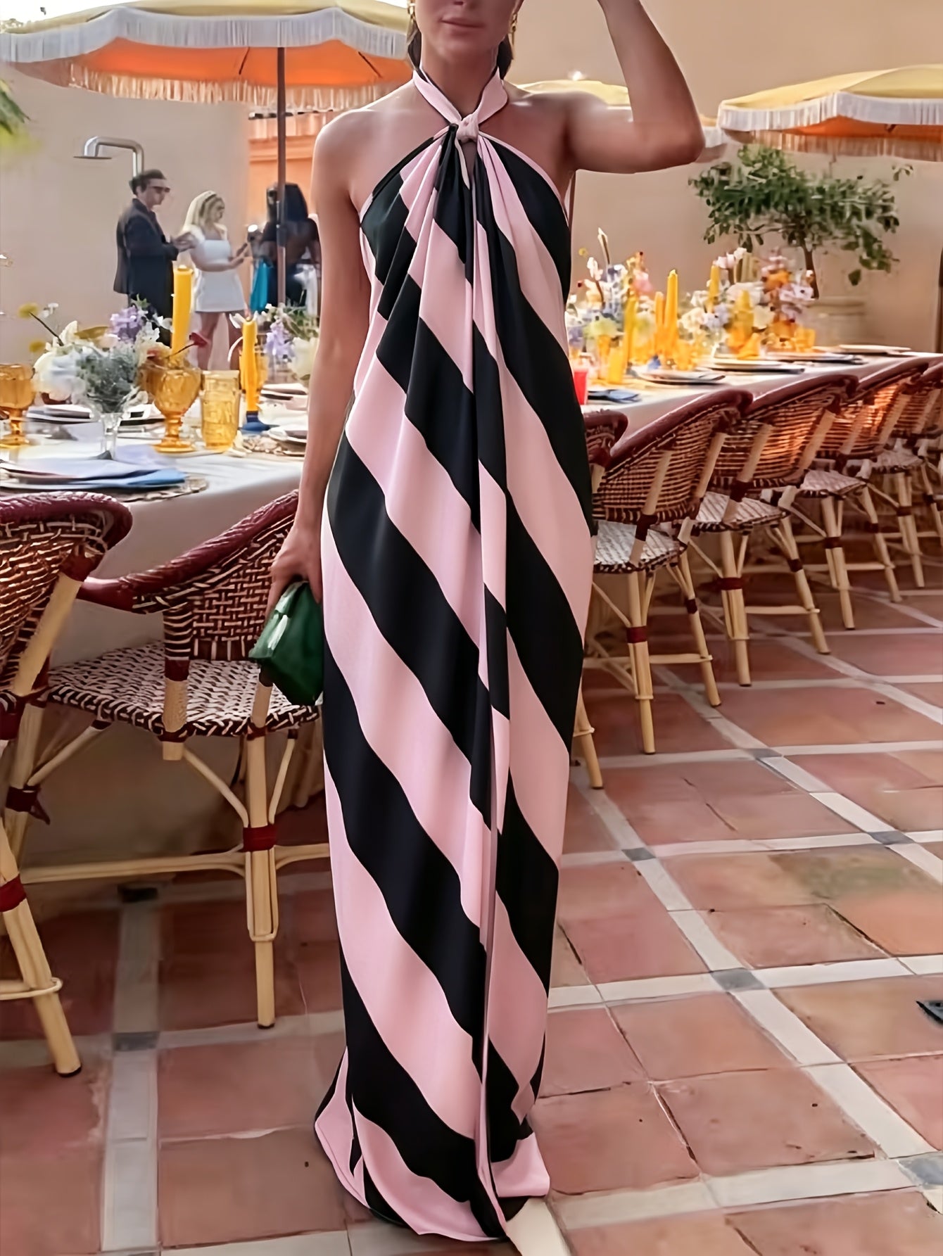 Damen Maxikleid mit Neckholder und Streifenmuster – Elegantes Sommerkleid für Feste und Gartenpartys