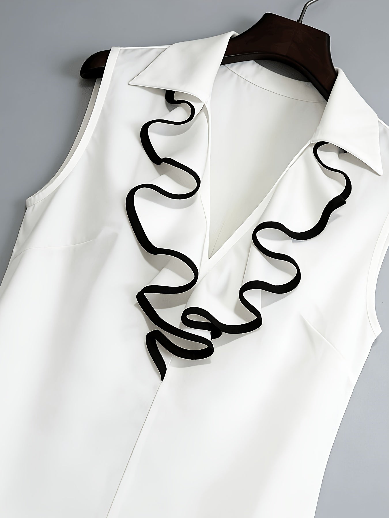 Damen Bluse ärmellos mit Rüschen-Design für Büro und elegante Anlässe