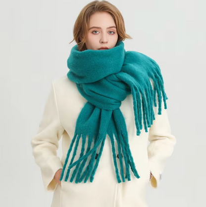 Weicher Winterschal mit Fransen und Zopfmuster-Finish