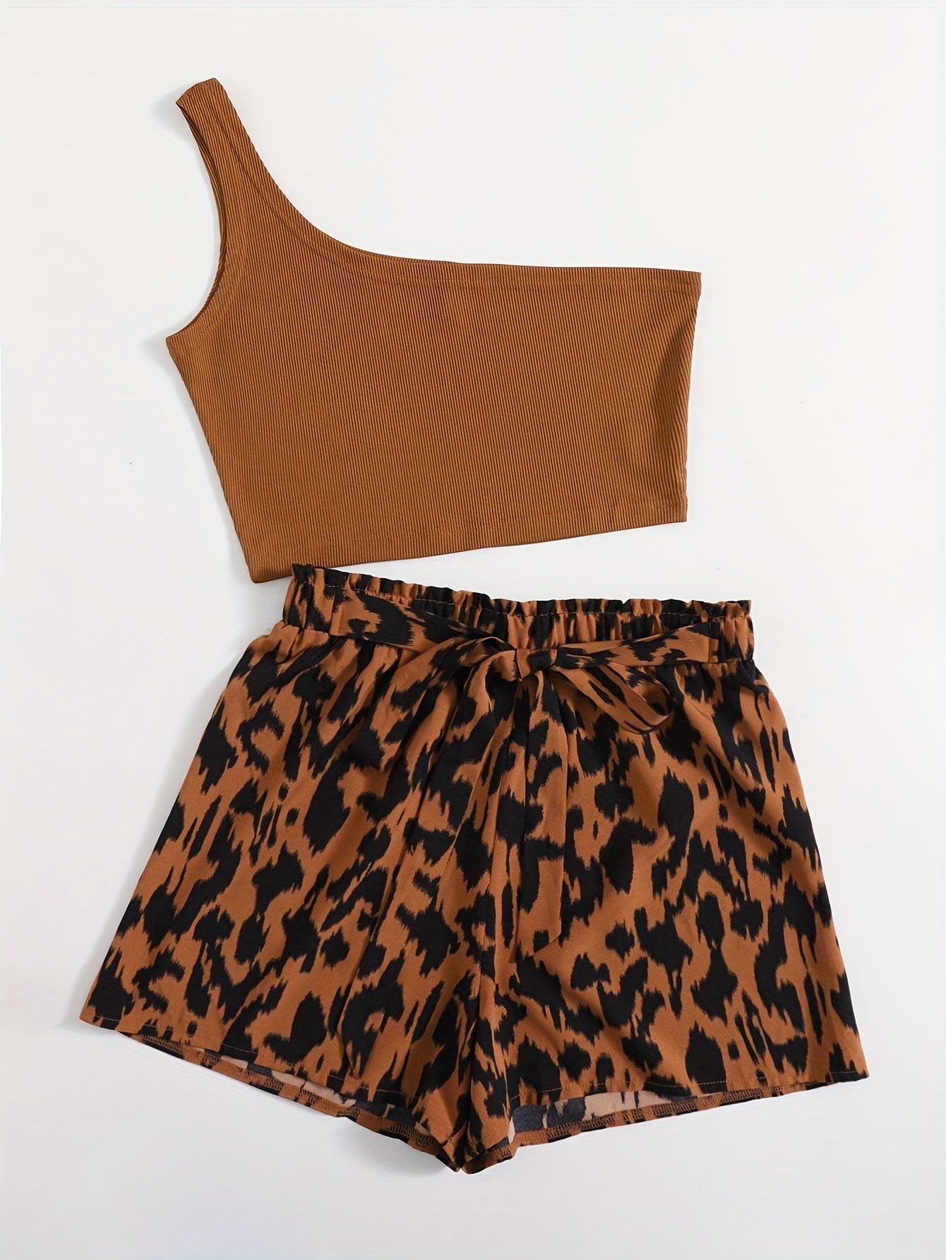 Damen Sommer Set mit One-Shoulder Top und High-Waist Shorts im Animal-Print – Elegantes Freizeit-Outfit