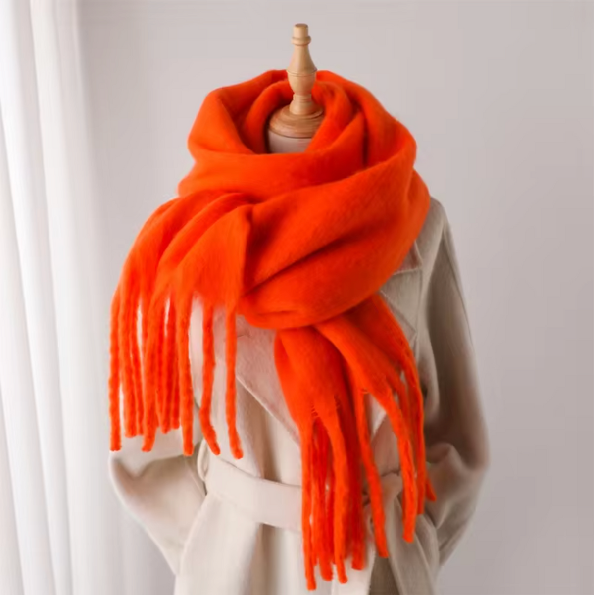 Weicher Winterschal mit Fransen und Zopfmuster-Finish