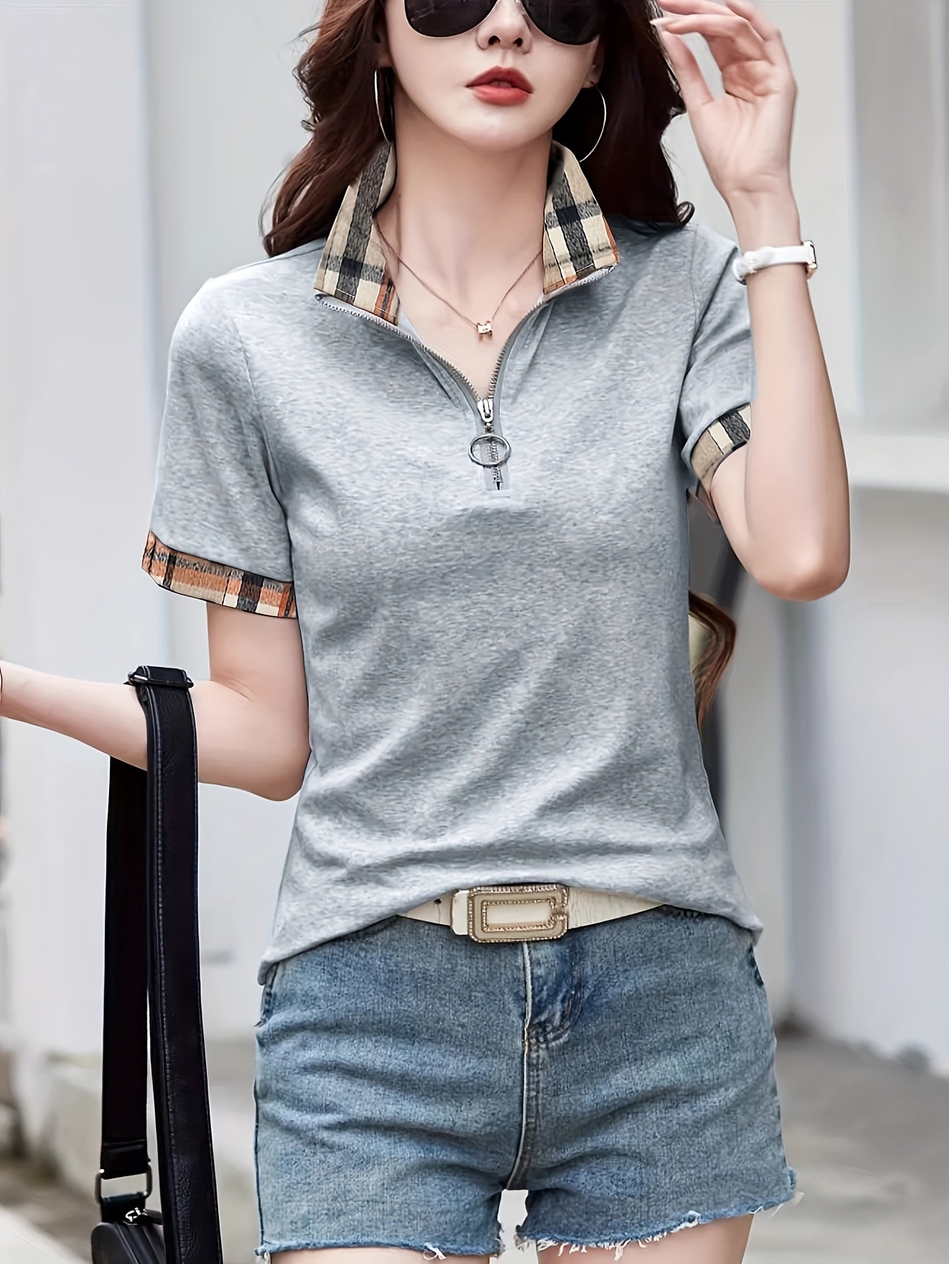 Damen Casual Poloshirt mit Reißverschlusskragen und Karodetails – Modisches Freizeitshirt für Alltag und Ausgehen