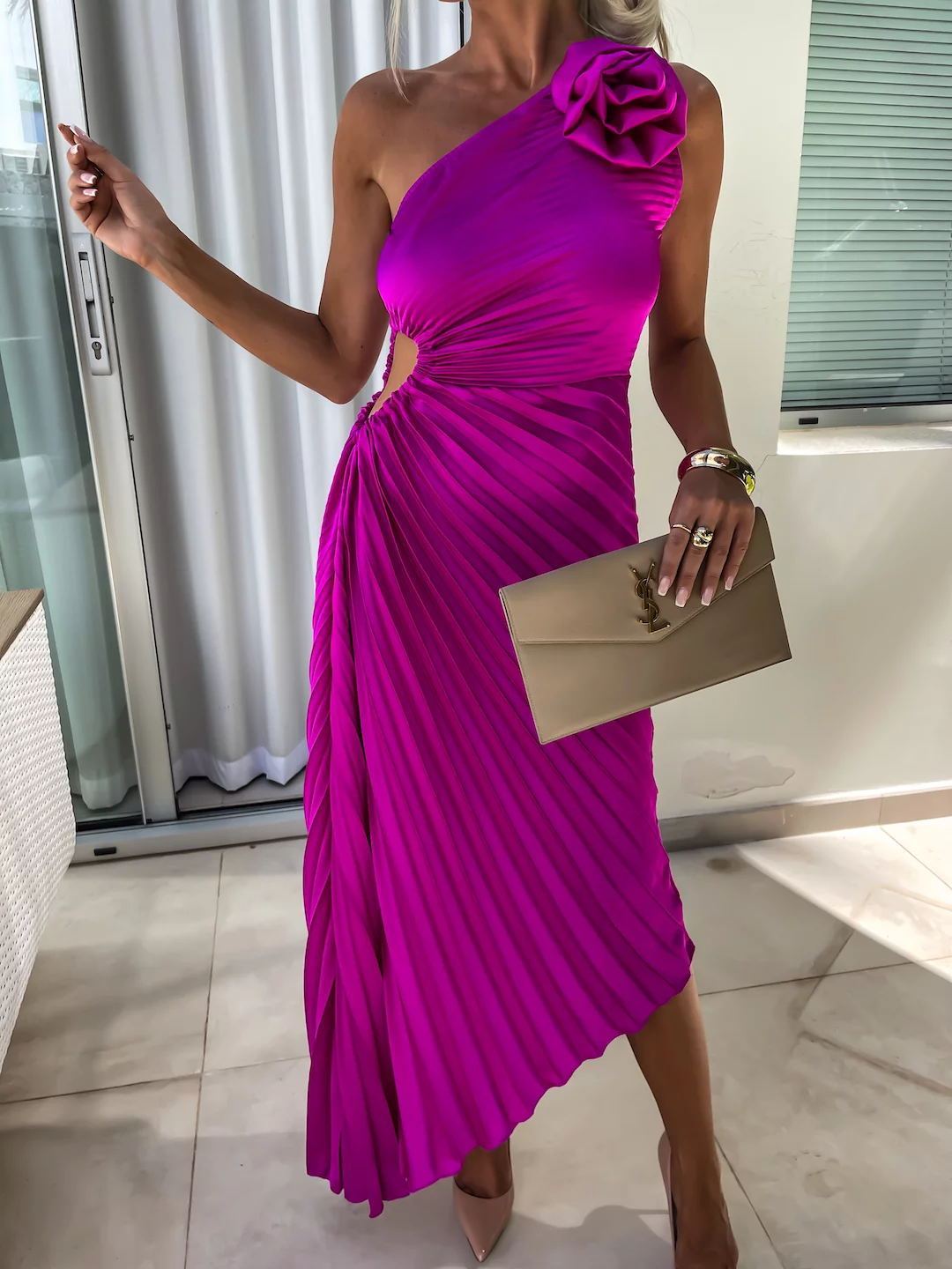 Damen One-Shoulder Plissee Cocktailkleid mit Blumenapplikation – Elegantes Abendkleid für besondere Anlässe