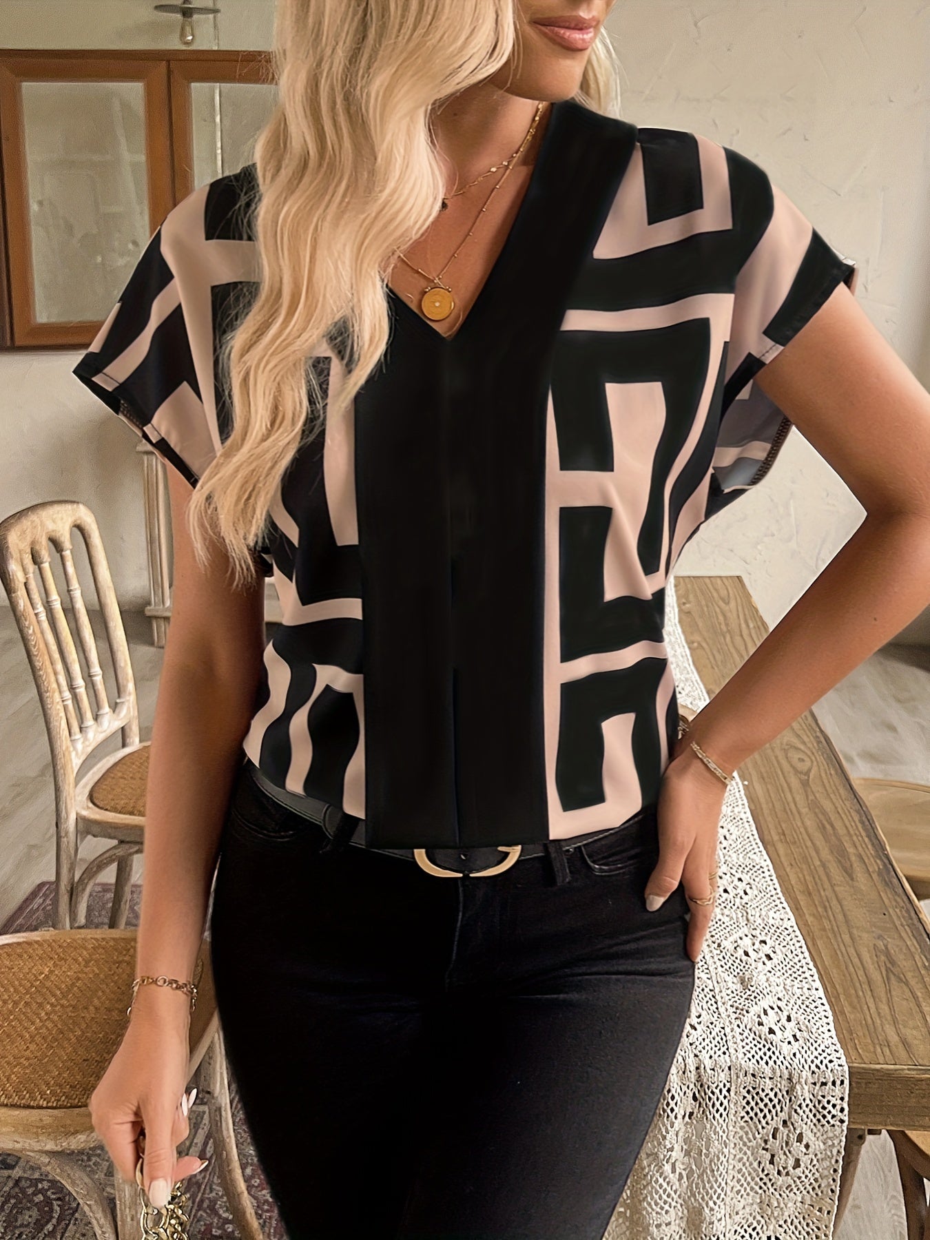 Damen Bluse mit grafischem Muster und V-Ausschnitt – Elegant für Büro und Freizeit