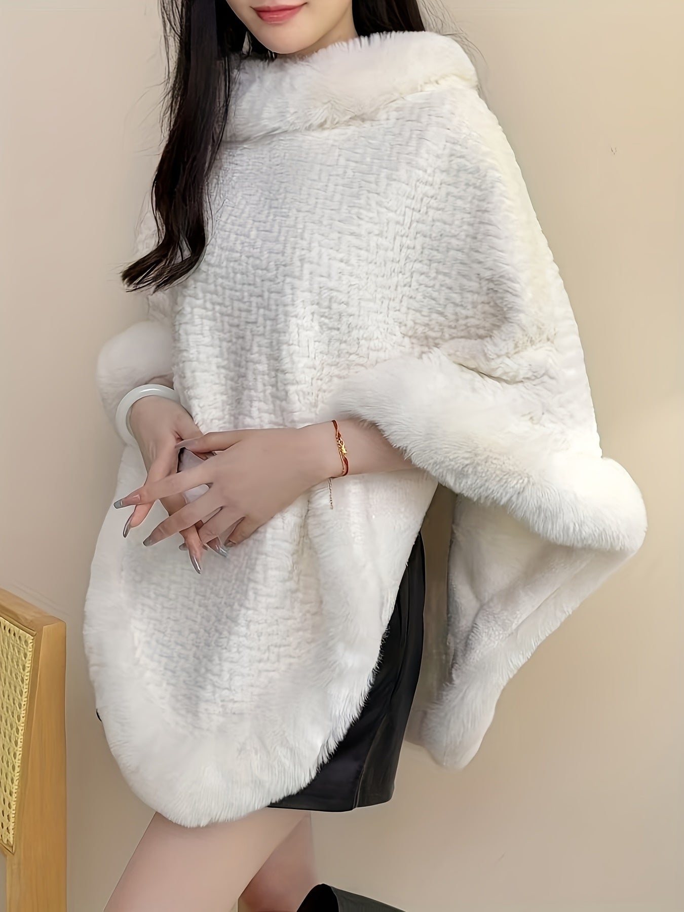 Damen Poncho mit Rollkragen und Kunstfellbesatz - Weiche Strickoptik