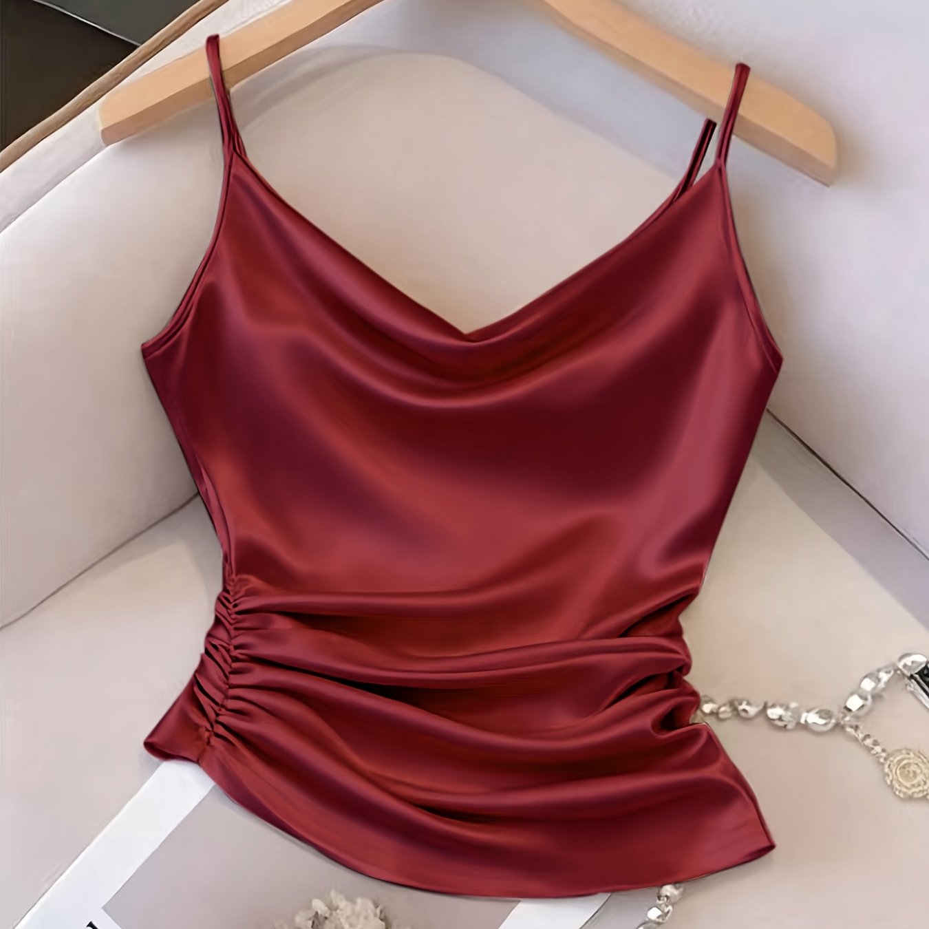 Damen Satin-Camisole mit Wasserfallausschnitt und Raffungen – Elegantes Oberteil für Abend und Party