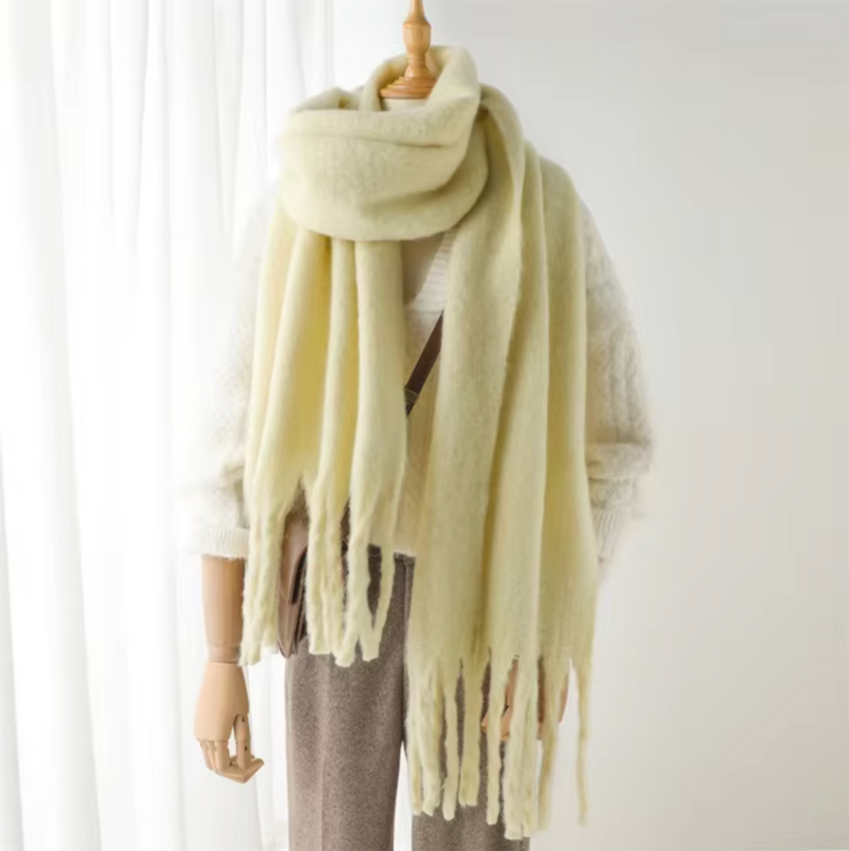 Weicher Winterschal mit Fransen und Zopfmuster-Finish