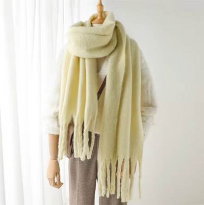 Weicher Winterschal mit Fransen und Zopfmuster-Finish