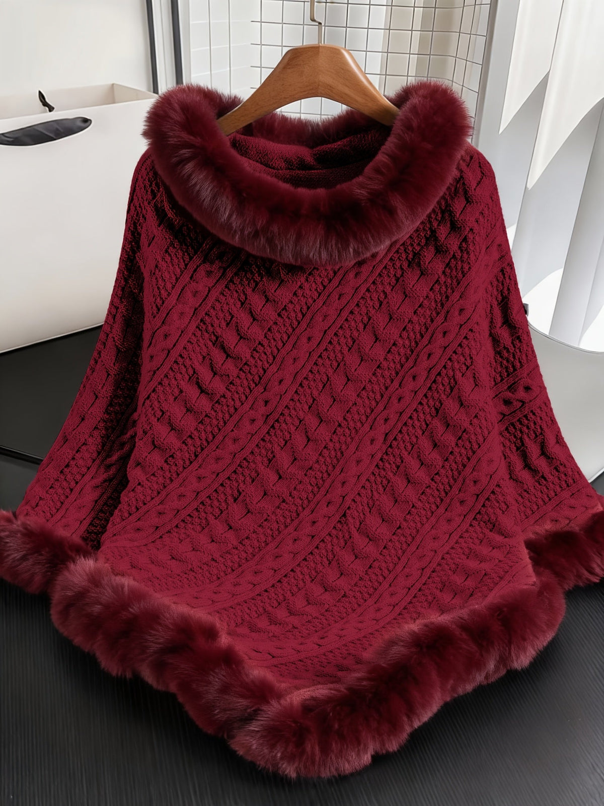 Damen Strickponcho mit Zopfmuster und Kunstpelzbesatz
