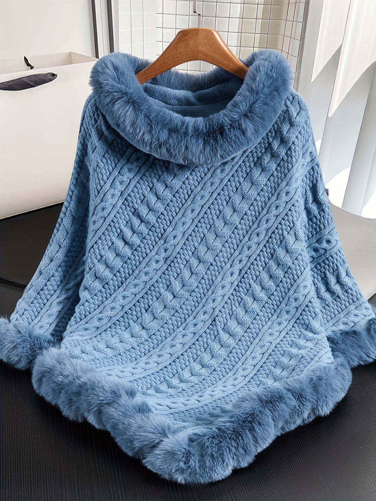 Damen Strickponcho mit Zopfmuster und Kunstpelzbesatz
