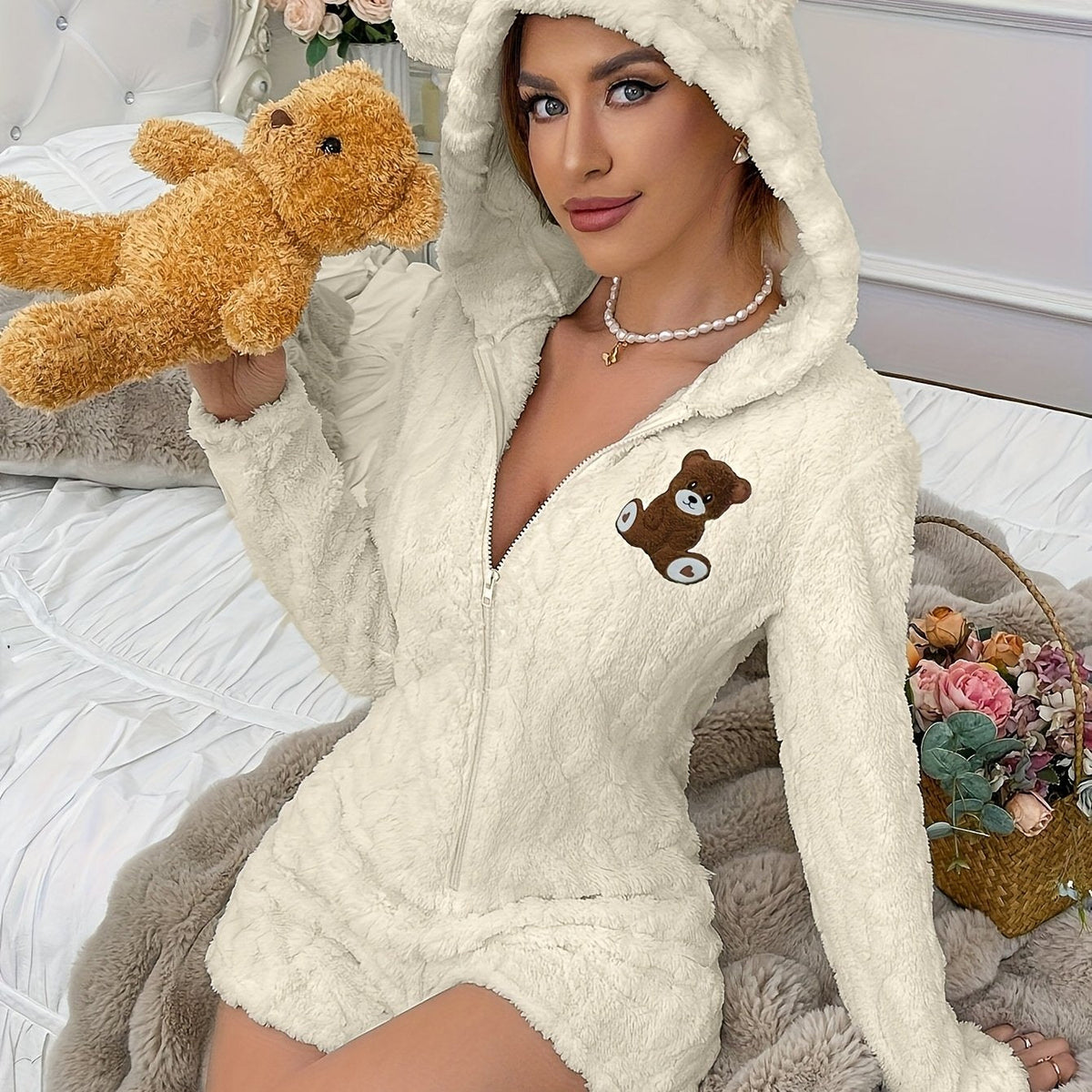 Damen Plüsch Overall Schlafanzug mit Kapuze und Bären-Applikation Weiß