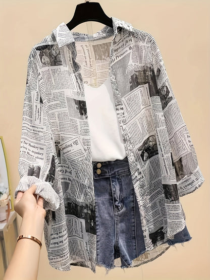 Damen Oversize Hemd mit Zeitungsdruck und High-Waist Denim Shorts – Modisches Freizeit-Outfit