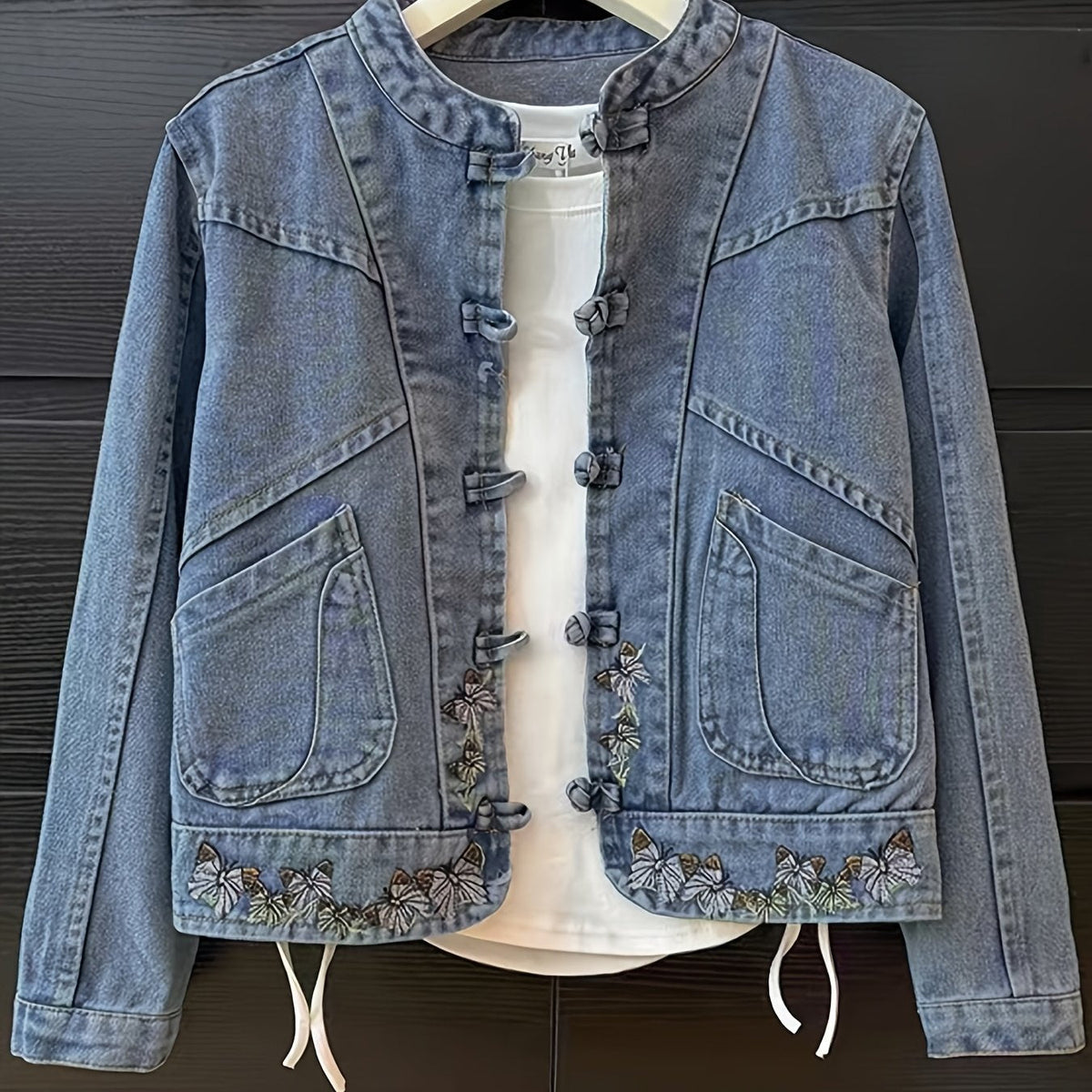Jeansjacke Damen mit Stehkragen Froschverschlüssen Stickerei und Kordelzug Hellblau