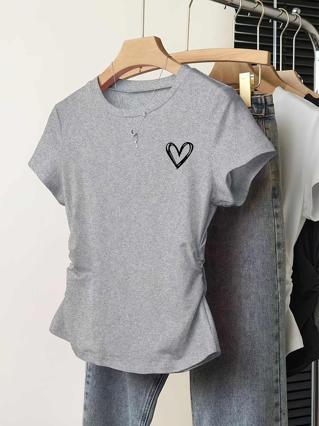 Damen T-Shirt mit Herz-Print und modernem, figurbetontem Schnitt – Alltagsmode mit Stil