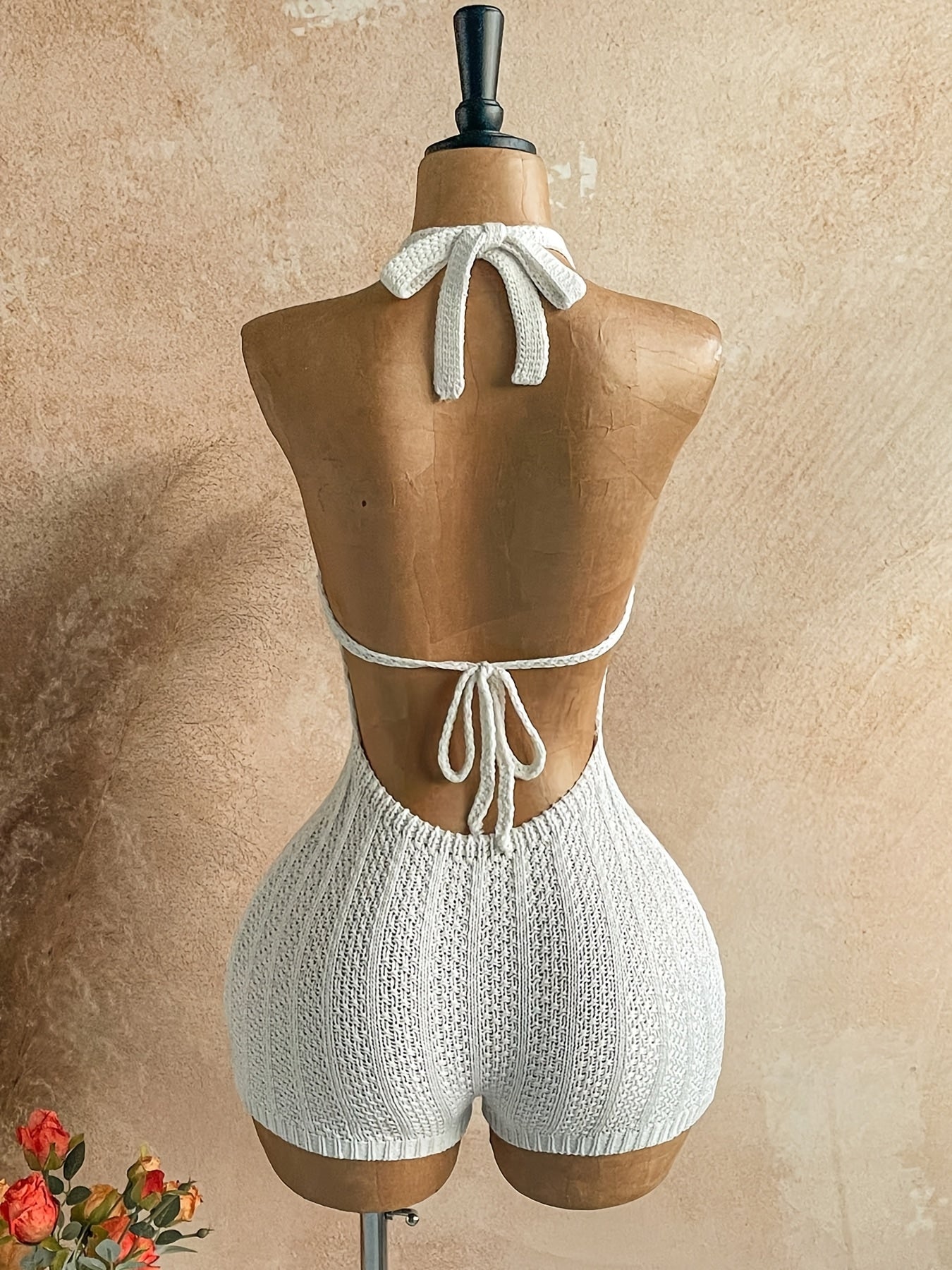 Damen Häkel-Strand-Overall mit V-Ausschnitt und Halterneck – Boho Sommer Jumpsuit für Urlaub und Freizeit