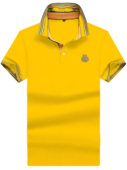 Herren Poloshirt mit gestreiftem Kragen und sportlichem Wappen – Klassischer Freizeitstil