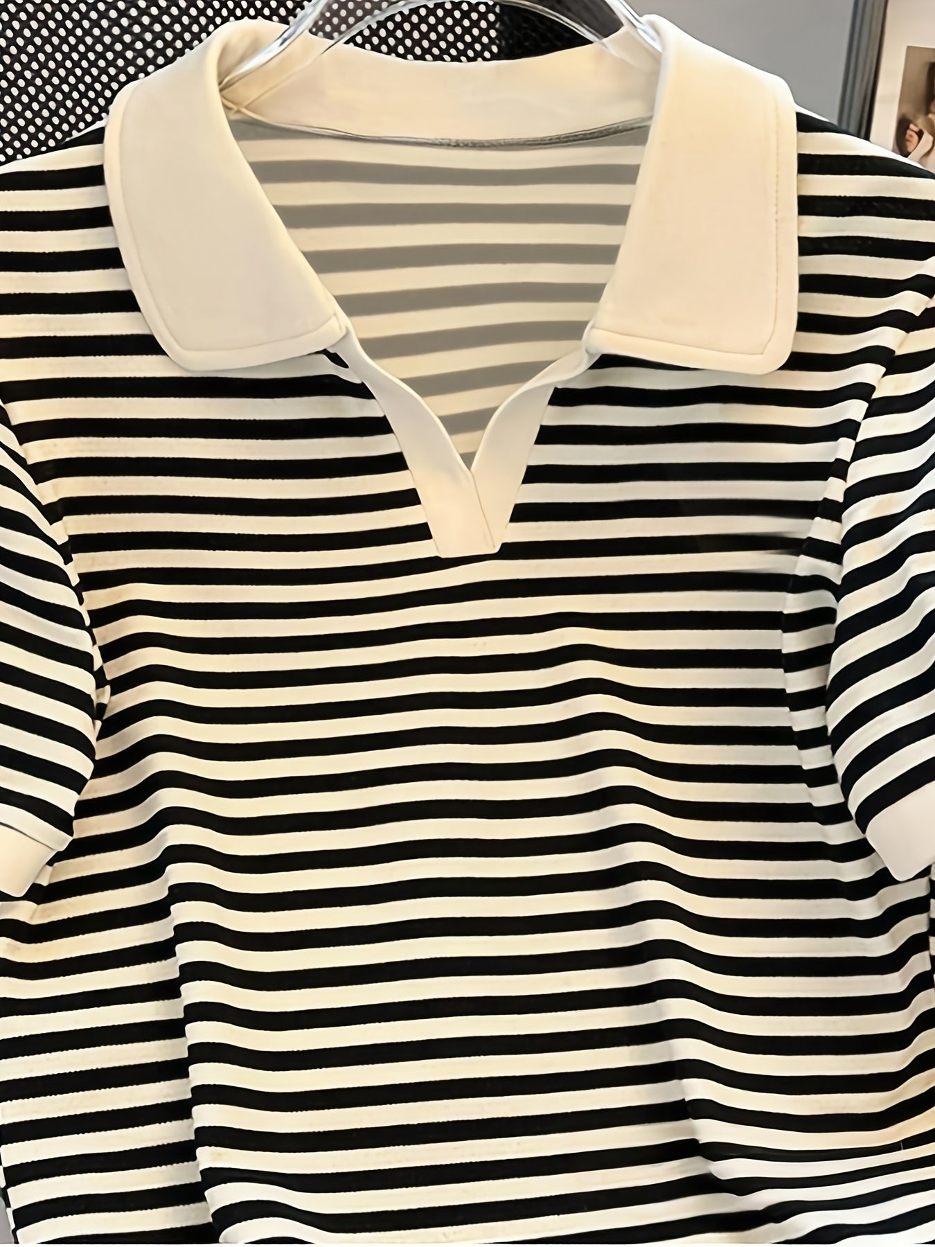 Damen Polo Shirt mit Streifenmuster und V-Ausschnitt – Eleganter Freizeit-Look