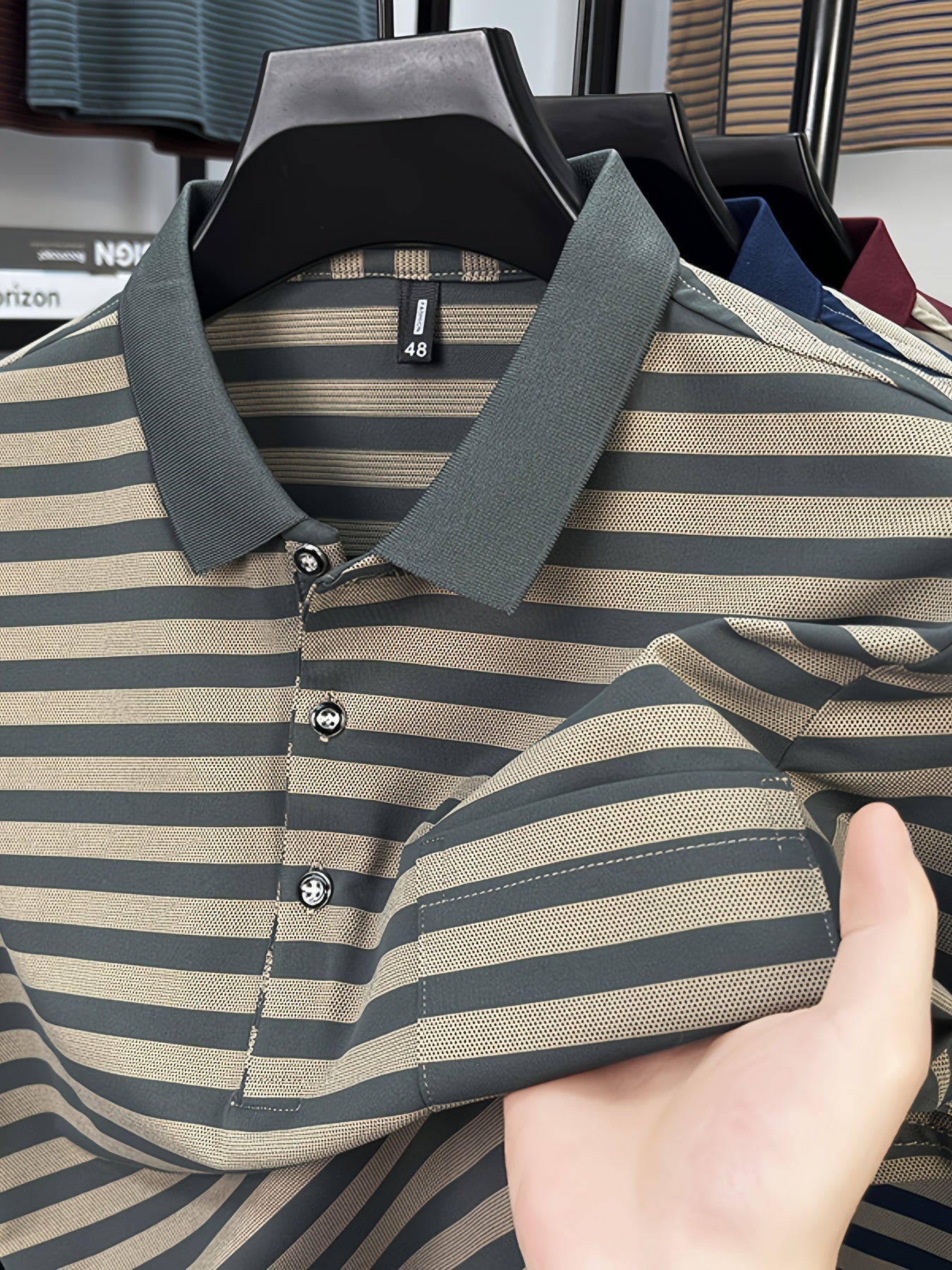 Herren Polohemd mit Streifenmuster und Brusttasche – Klassisch, Elegant, Vielseitig