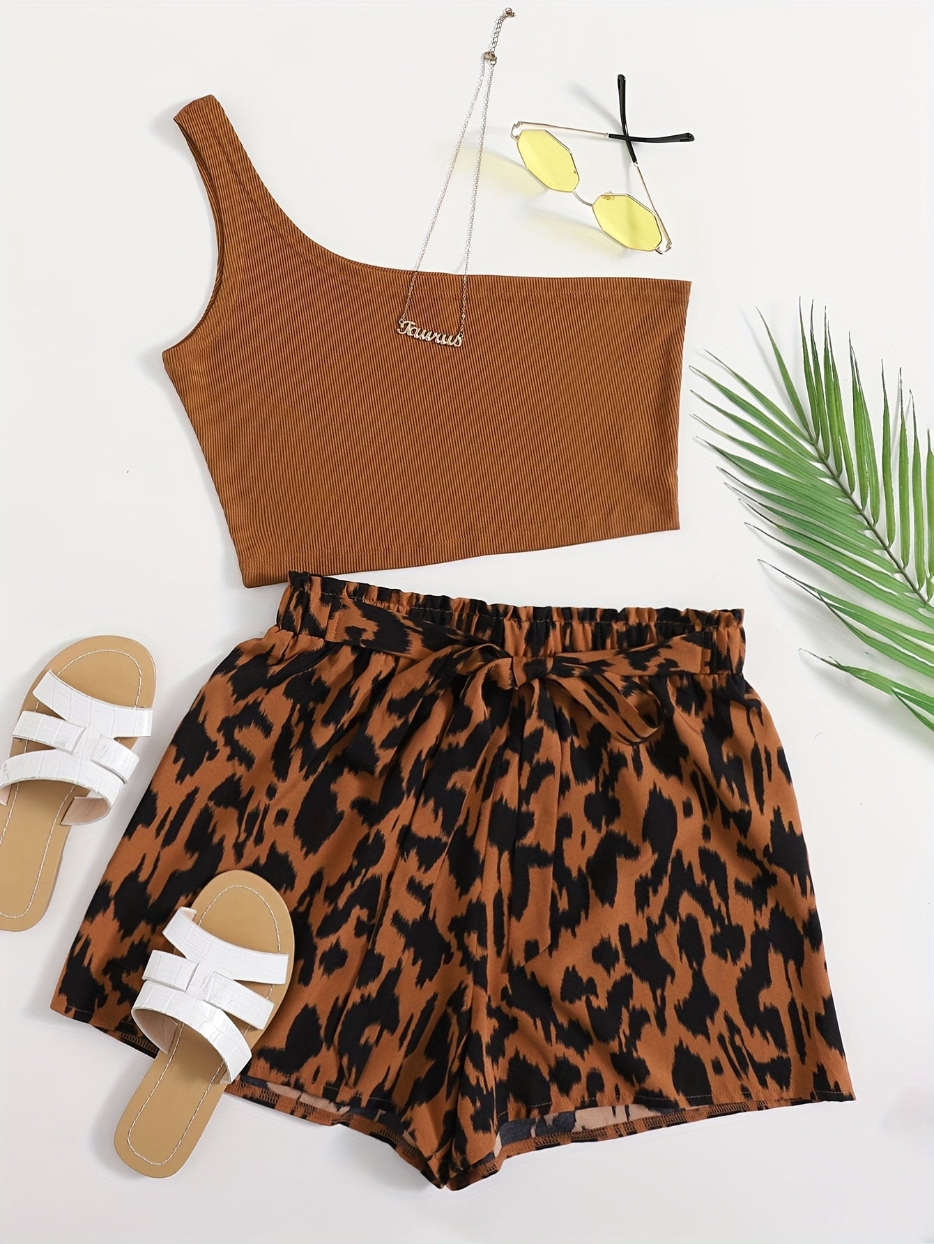 Damen Sommer Set mit One-Shoulder Top und High-Waist Shorts im Animal-Print – Elegantes Freizeit-Outfit