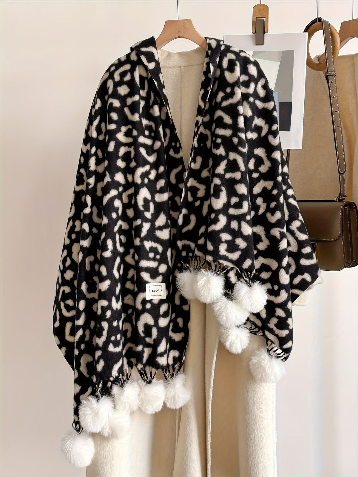 Damen Schal mit Leopardenmuster und Bommeln Weiches Material Animal Print Warmer Umhang