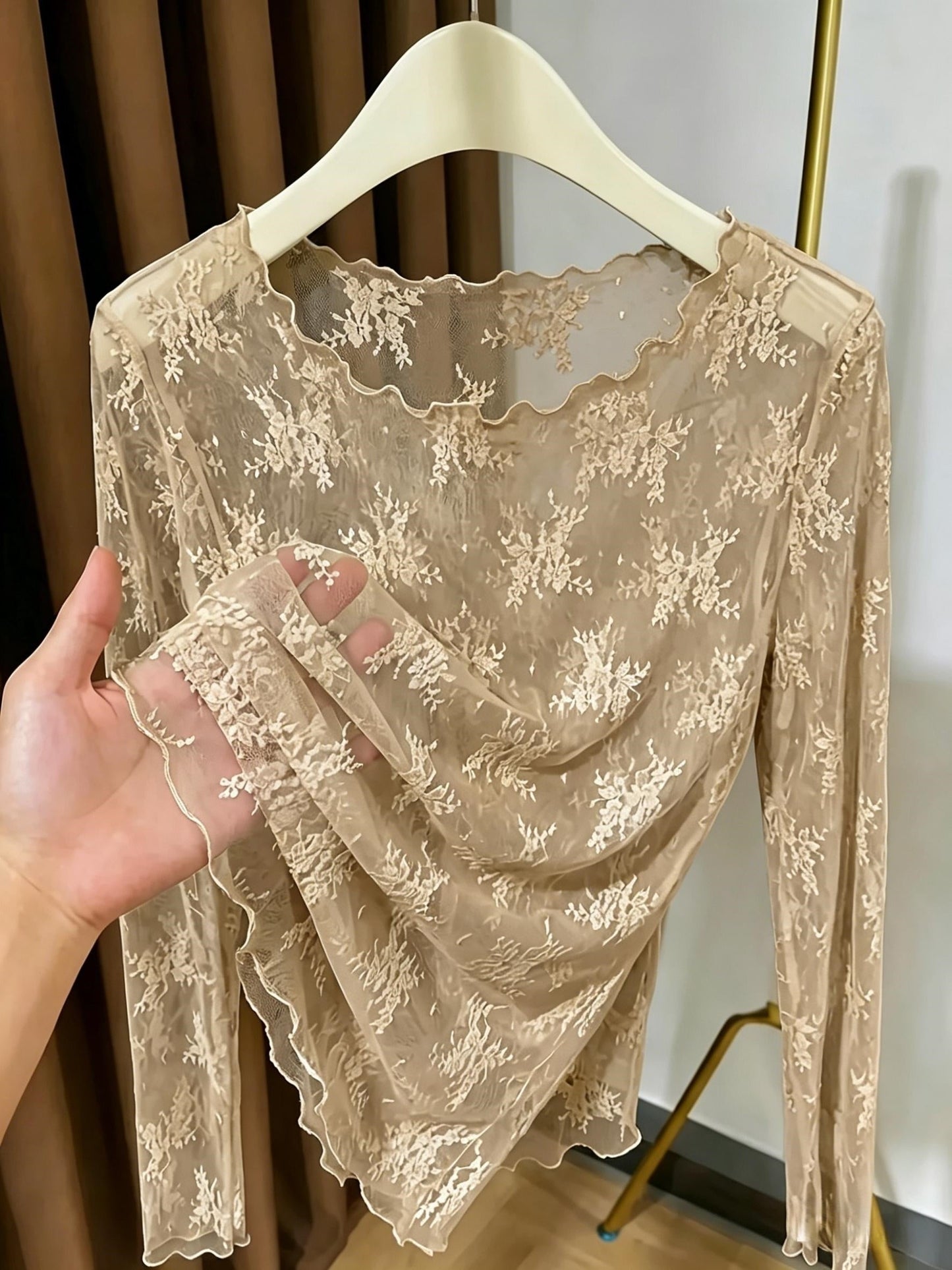 Damen Langarm-Spitzenshirt mit floraler Stickerei und transparentem Design – Elegantes Oberteil für besondere Anlässe