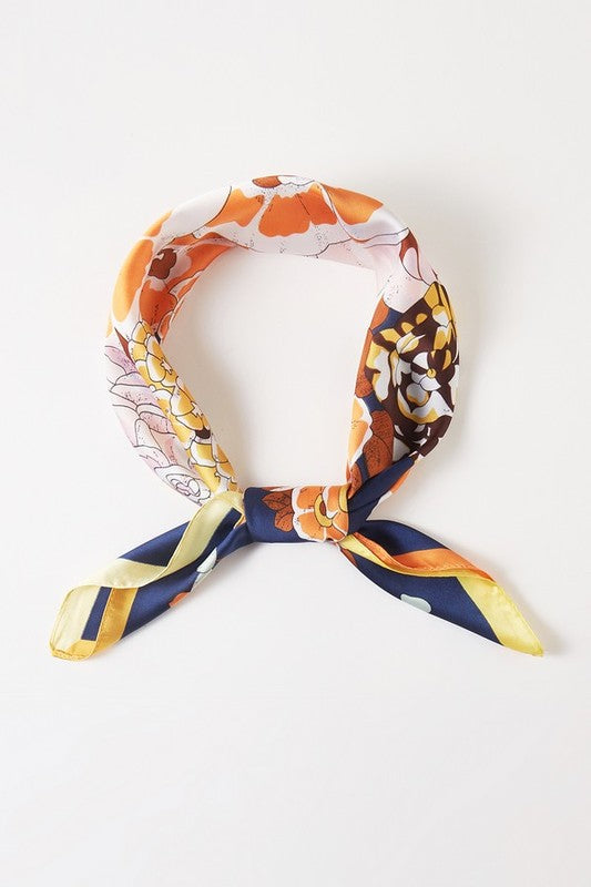 Quadratisches Tuch mit Blumenmuster und farbigem Rand