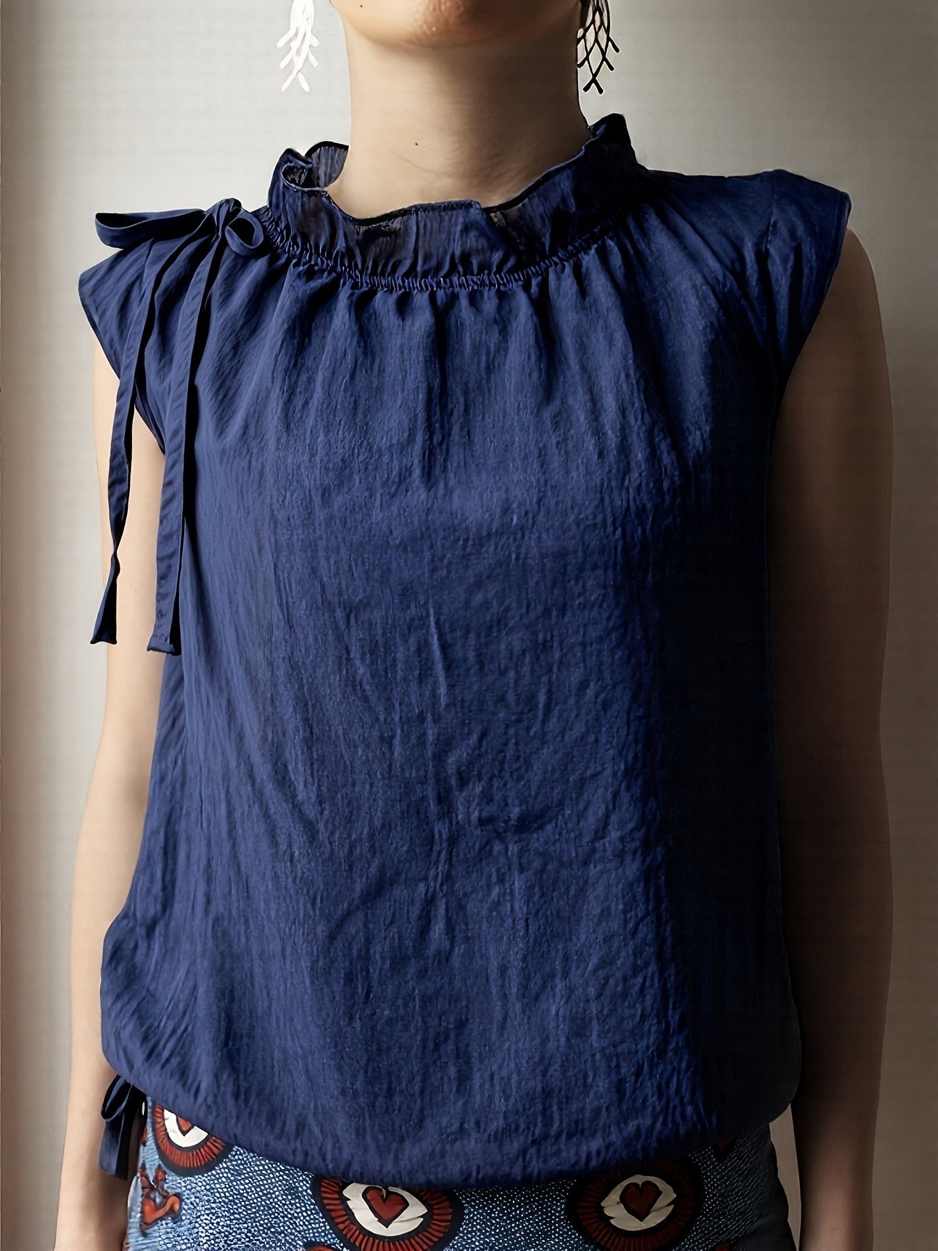 Damen Bluse ärmellos mit Stehkragen und Rüschen – Eleganter Alltags- und Büro-Look