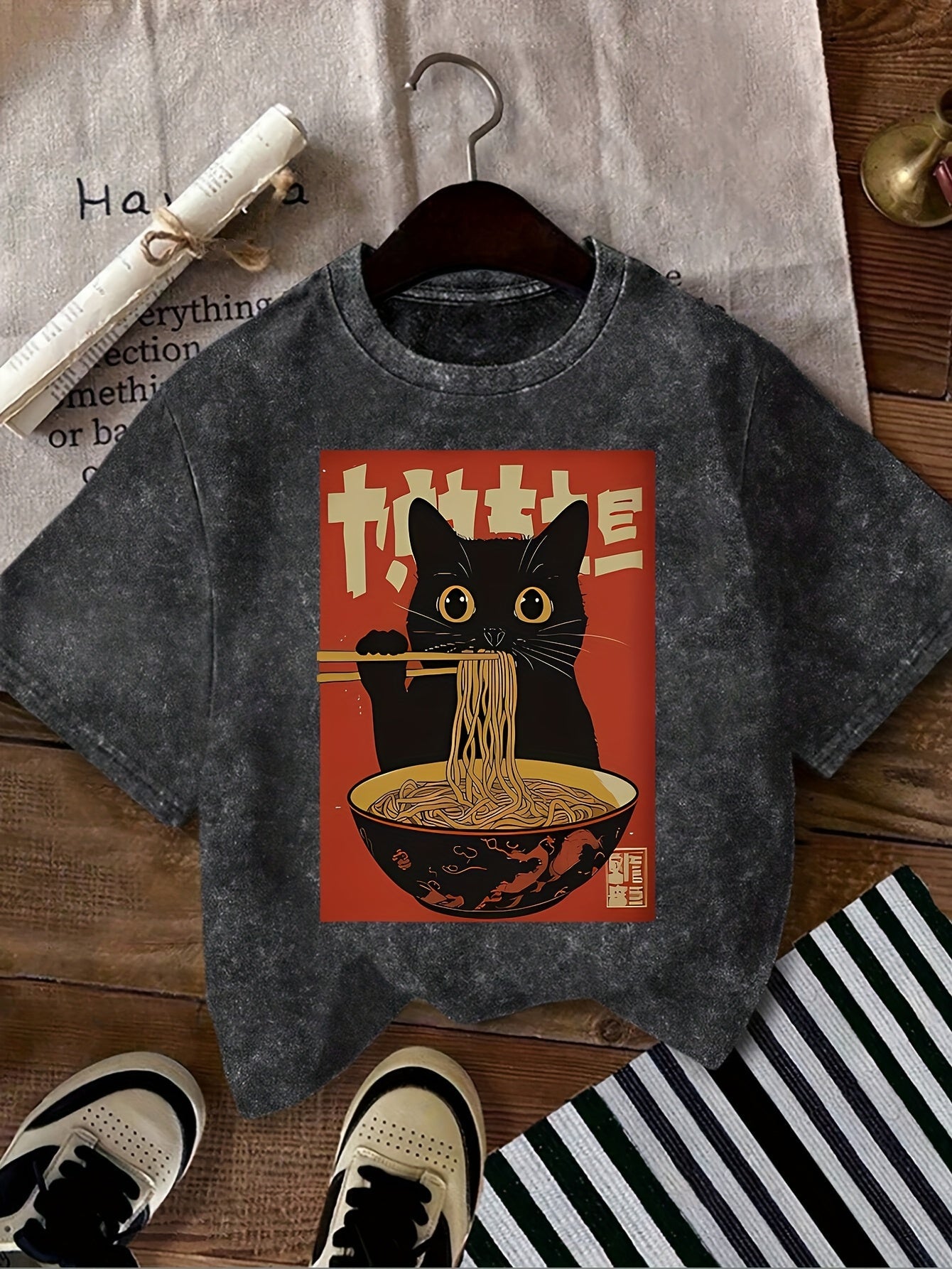 Damen Vintage T-Shirt mit Katze und Ramen-Nudeln – Lustiges Grafikshirt für Alltag und Freizeit