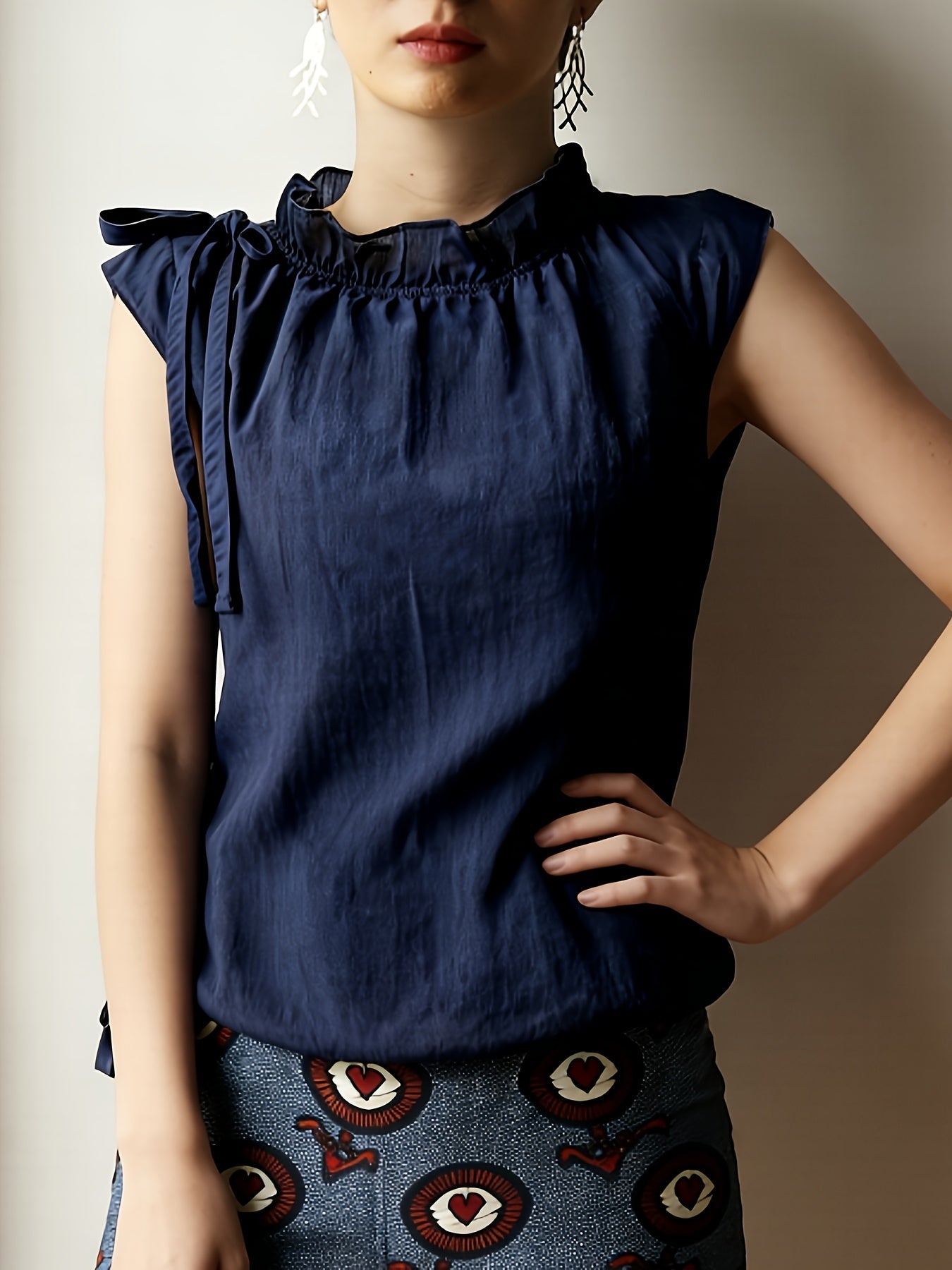 Damen Bluse ärmellos mit Stehkragen und Rüschen – Eleganter Alltags- und Büro-Look