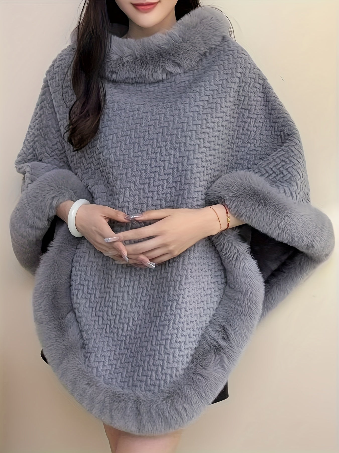 Damen Poncho mit Rollkragen und Kunstfellbesatz - Weiche Strickoptik