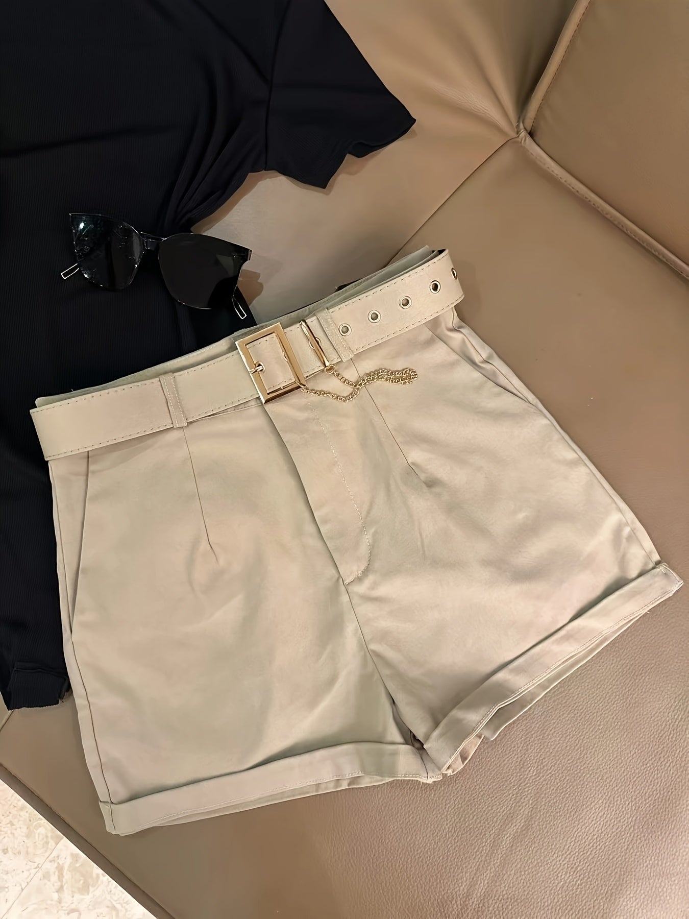 Damen Outfit Set – Elegantes T-Shirt mit Gürtelshorts für Alltag & Freizeit